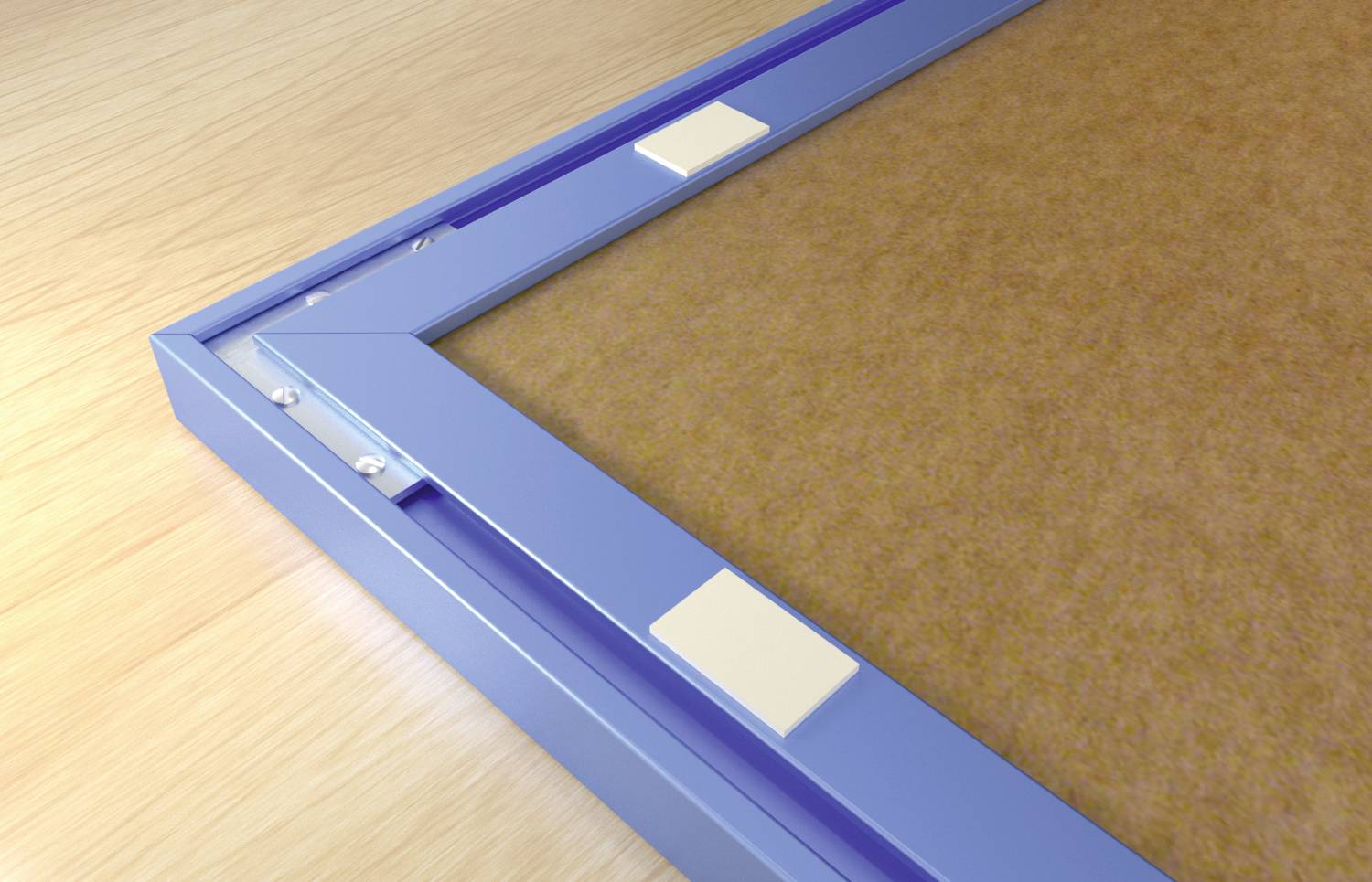 Blauer Bilderrahmenwinkel auf Holztisch, zeigt Rückseite mit zwei kleinen rechteckigen Klebepads zur Wandbefestigung.