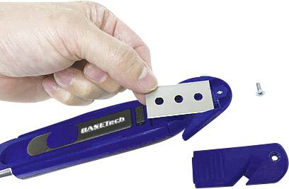Hand hält Klinge über einem blauen Cuttermesser, daneben liegt eine kleine Schraube und eine abgenommene Abdeckung.