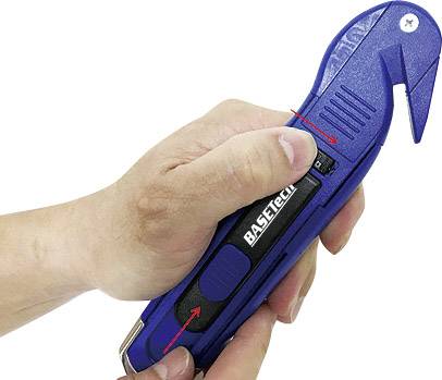 Eine Hand hält ein blaues Kabelmesser mit einem Schiebemechanismus zum Ausfahren der Klinge. Zwei rote Pfeile zeigen auf den Mechanismus.