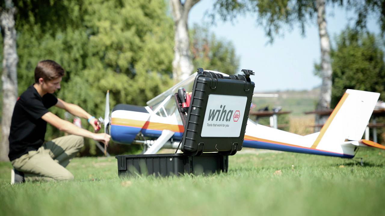 Wiha 42069 Elektriker, Handwerker, Lehrlinge, Profi, VDE Werkzeugkoffer bestückt 113teilig (L x B x H) 625 x 440 x 280 mm