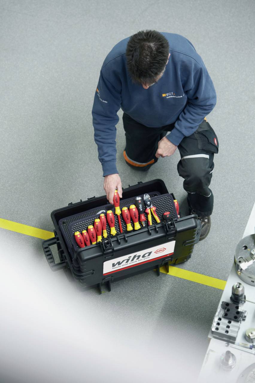 Wiha 42069 Elektriker, Handwerker, Lehrlinge, Profi, VDE Werkzeugkoffer bestückt 113teilig (L x B x H) 625 x 440 x 280mm