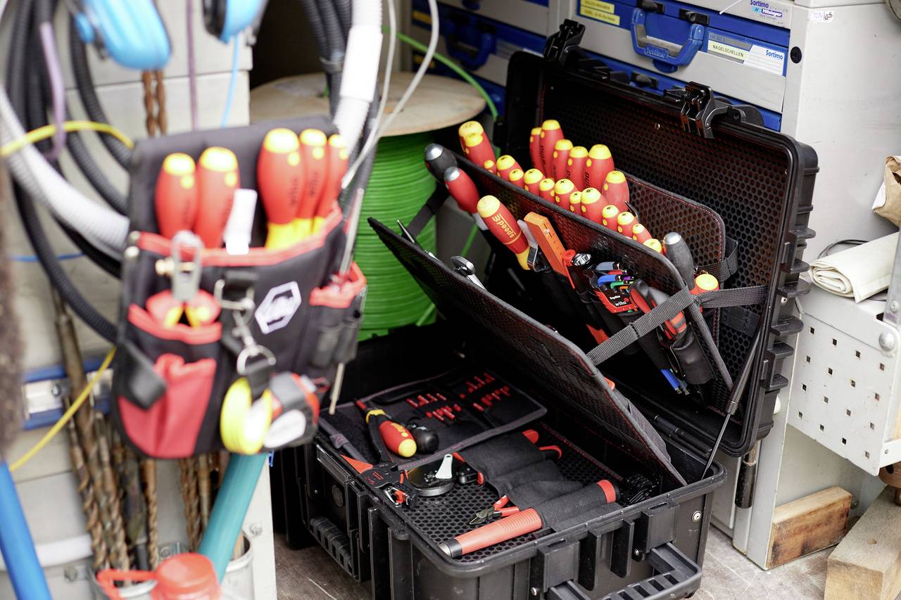 Wiha 42069 Elektriker, Handwerker, Lehrlinge, Profi, VDE Werkzeugkoffer bestückt 113teilig (L x B x H) 625 x 440 x 280mm