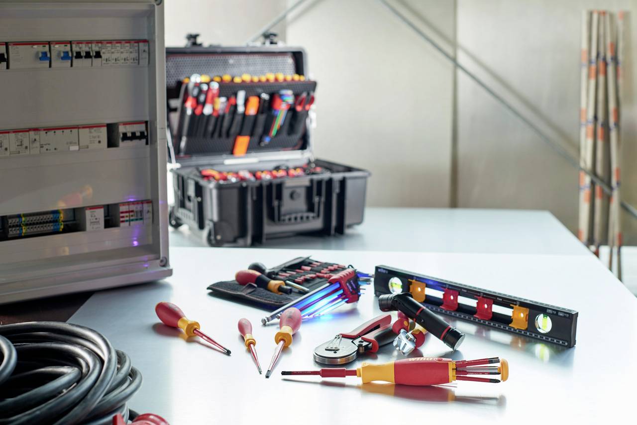 Wiha 42069 Elektriker, Handwerker, Lehrlinge, Profi, VDE Werkzeugkoffer bestückt 113teilig (L x B x H) 625 x 440 x 280mm