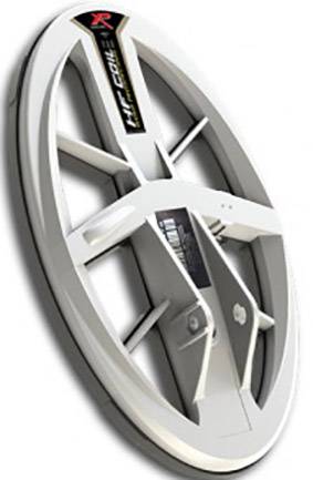 Runde Suchspule eines Metalldetektors, silberfarben mit schwarzem und gelbem Aufkleber auf der Oberseite.