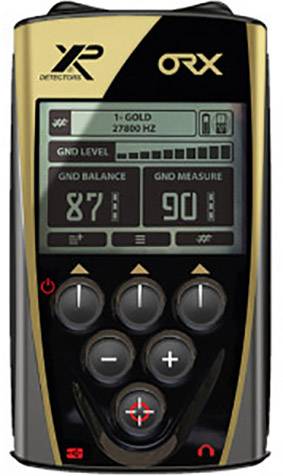 Ein tragbares Metalldetektor-Display zeigt die Modi 'GOLD', Frequenz '27,820 Hz', GND-Level '87', und GND-Messung '90'.