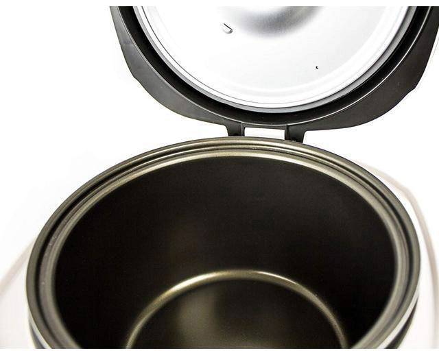 Ein offener Reiskocher zeigt seinen schwarzen Innenraum. Der Deckel ist ebenfalls offen sichtbar.