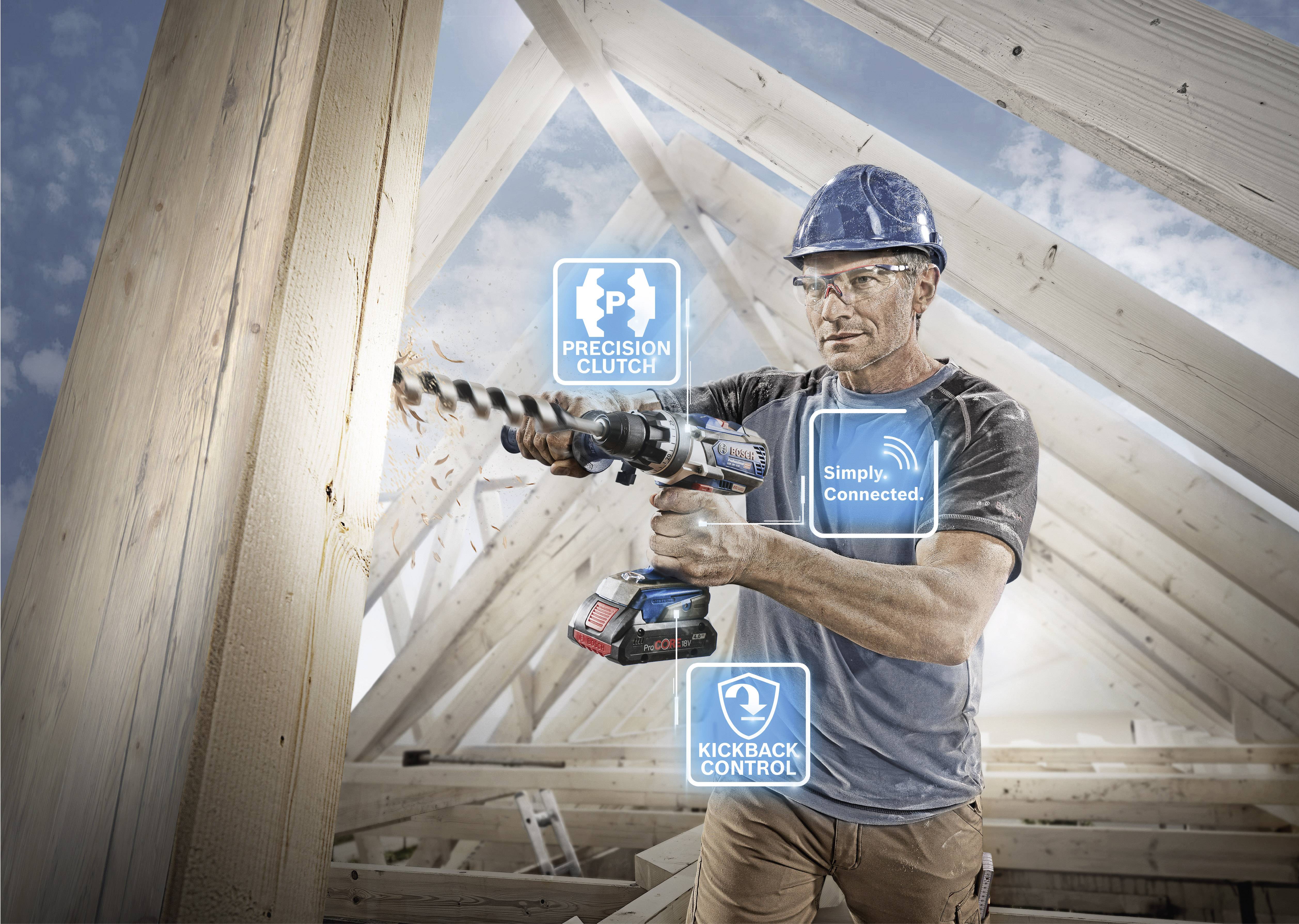 Ein Bauarbeiter mit Schutzhelm nutzt eine Bohrmaschine in einem Dachstuhl. Symbole auf dem Bild betonen Präzision und Vernetzung.