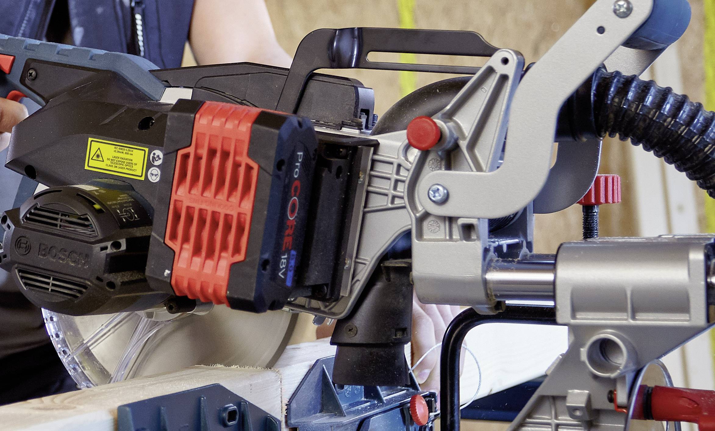 Bosch Professional GCM 18V-216, B-Ware Akku-Kapp- und Gehrungssäge bürstenlos 216mm 30mm 1600W