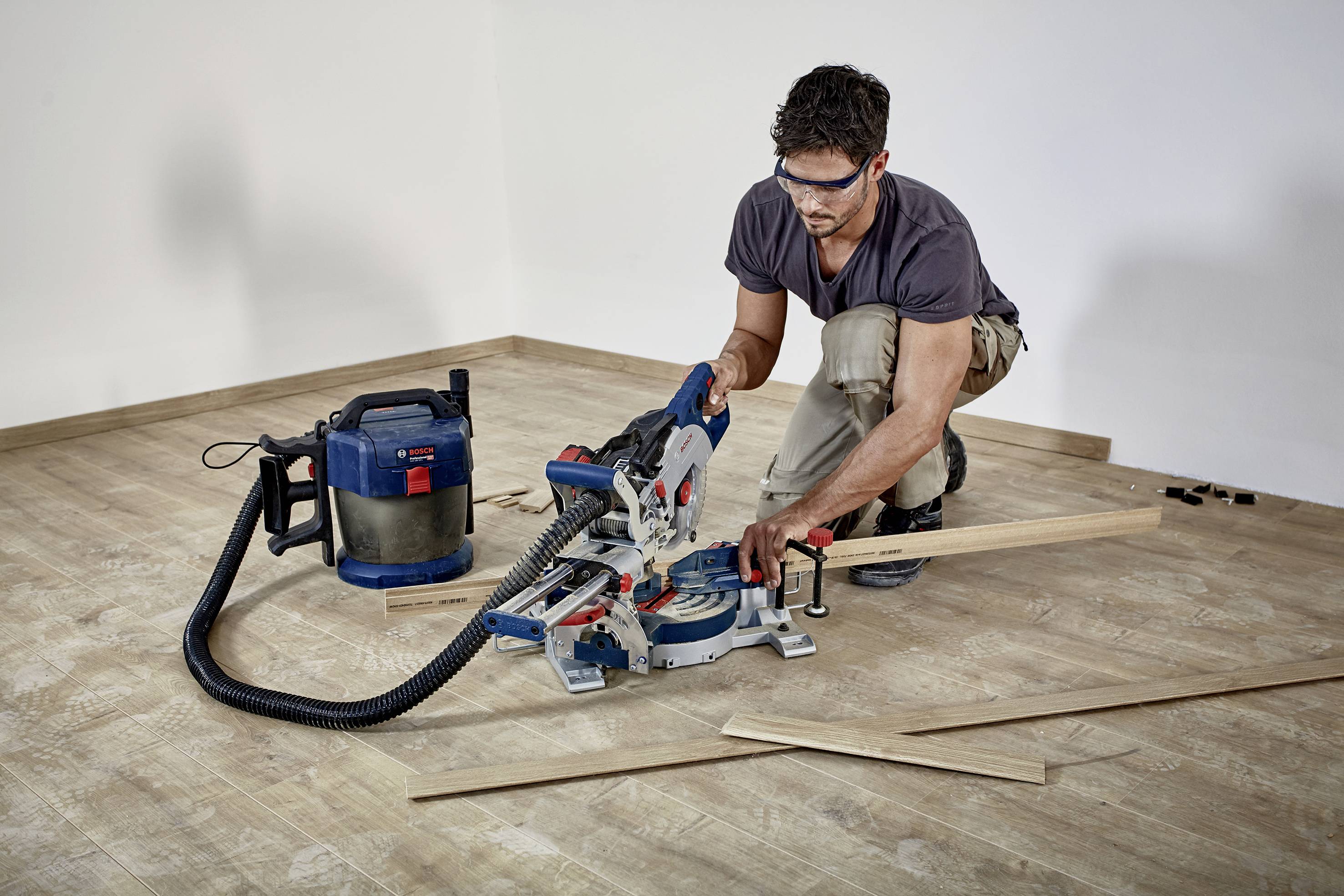 Bosch Professional GCM 18V-216, B-Ware Akku-Kapp- und Gehrungssäge bürstenlos 216mm 30mm 1600W