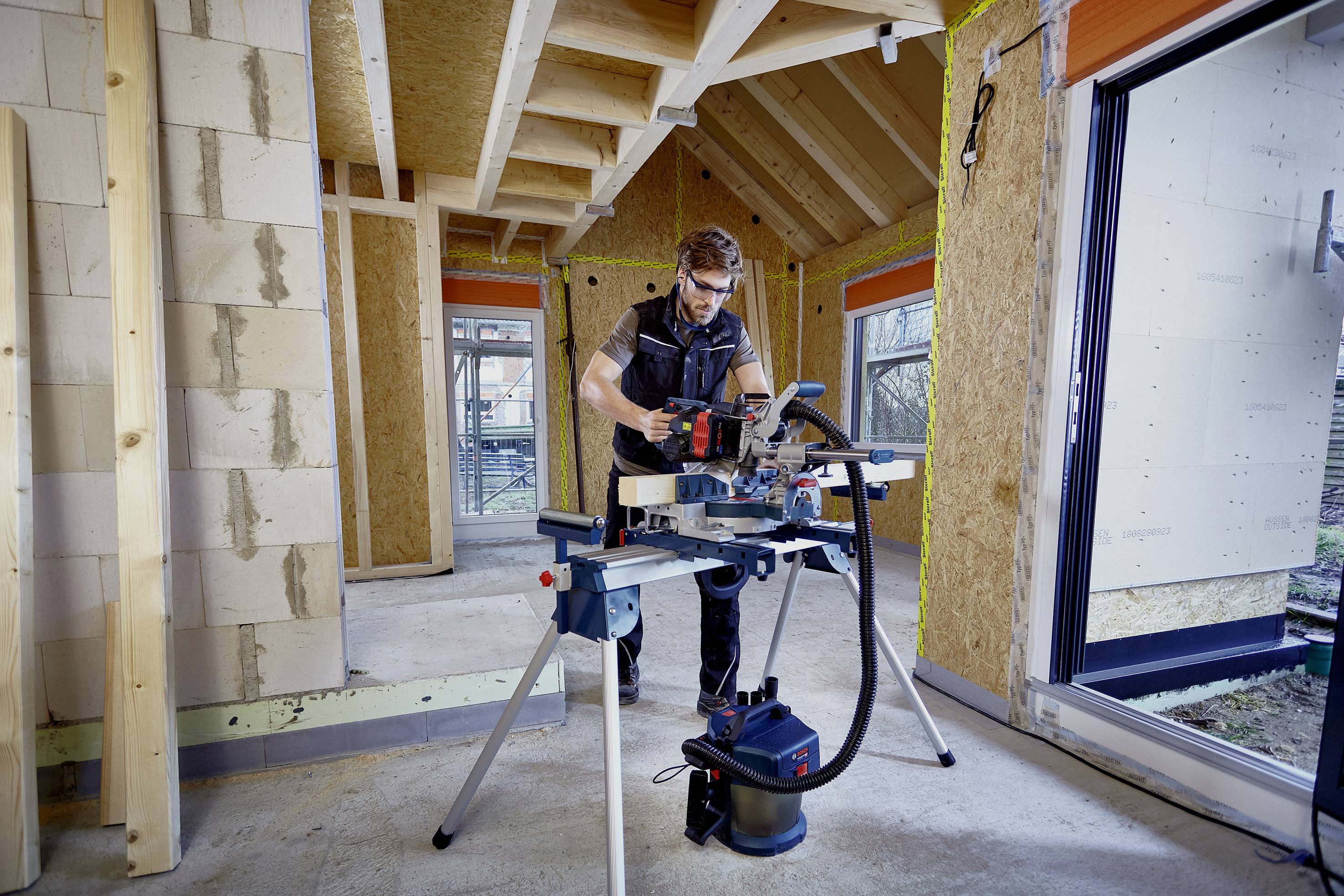 Bosch Professional GCM 18V-216, B-Ware Akku-Kapp- und Gehrungssäge bürstenlos 216mm 30mm 1600W