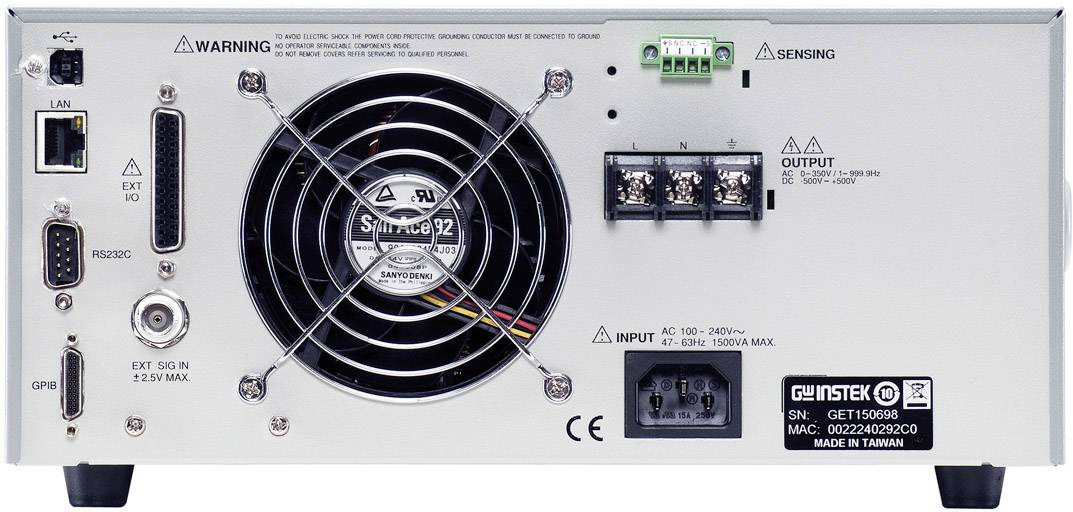 Rückansicht eines elektronischen Geräts mit Netzanschluss, Lüfter und verschiedenen Eingangs- und Ausgangsanschlüssen für Netzwerkverbindungen.