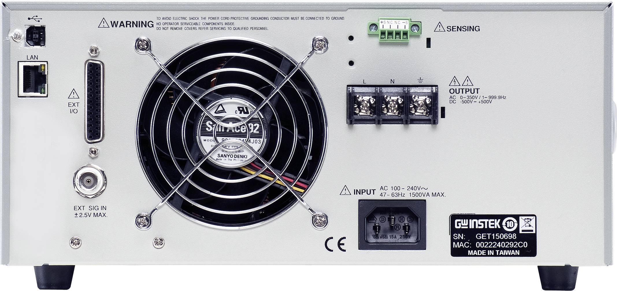 Die Rückseite eines elektronischen Geräts zeigt Ventilator, Anschlussbuchsen, Netzanschluss und Warnhinweise. Modellname unten rechts.