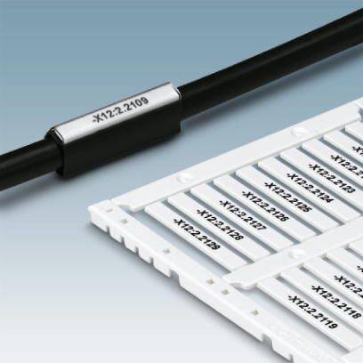 Ein Kabel ist mit einem Etikett 'X12.2.2109' versehen. Daneben liegen mehrere ähnliche Etiketten.