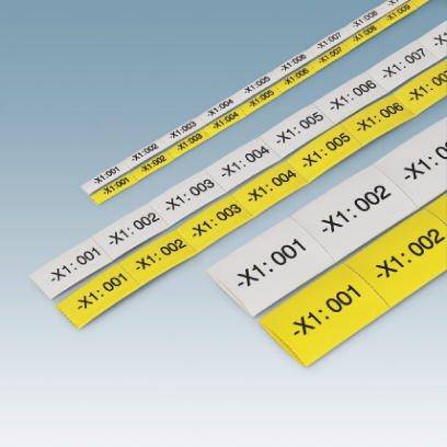 Mehrere Kabelmarker mit alphanumerischen Codes auf gelbem und weißem Hintergrund zur Identifizierung von Kabeln.