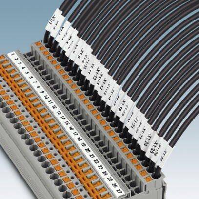 Mehrpolige Klemme mit nummerierten Anschlusskabeln, die geordnet und beschriftet sind; zeigt die Struktur einer elektrischen Verbindung.