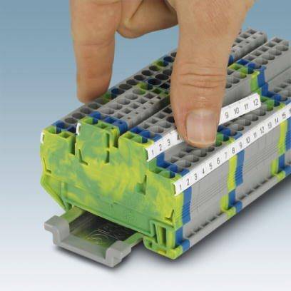 Eine Hand drückt einen Hebel auf einem elektrischen Steckverbinder mit blau-grauer Verkabelung und nummerierten Kabelkanälen.