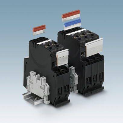 Zwei schwarze modulare Klemmenblöcke mit abnehmbaren farbcodierten Markierungsstreifen, montiert auf Metallschienen.