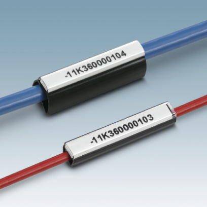Zwei farbige Kabel, blau und rot, mit länglichen Metallplatten, die Seriennummern tragen. Die Kabel sind parallel zueinander angeordnet.