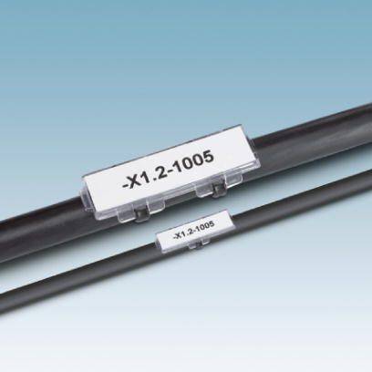 Ein schwarzes Kabel mit einem befestigten, weißen Etikett darauf, das die Beschriftung '-X1.2-1005' in schwarzer Schrift zeigt.