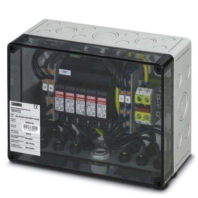 Ein elektrisches Verteilerkasten mit mehreren Sicherungen, Kabeln und einem Typenschild, montiert in einem grauen Gehäuse.