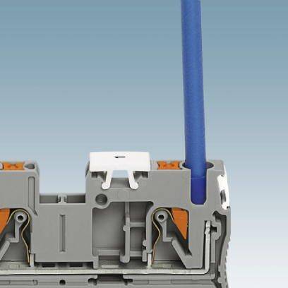 Ein grauer elektrischer Klemmblock mit einem blauen Kabel, das oben eingesteckt ist. Der Block dient zur Stromverteilung in Schaltschränken.