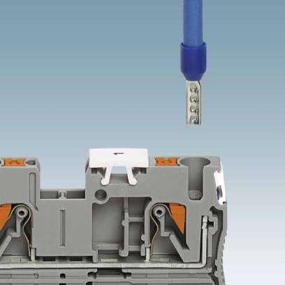 Ein blauer Steckverbinder wird oberhalb eines grauen, elektrischen Anschlussmoduls platziert. Kabelanschlüsse sind sichtbar.