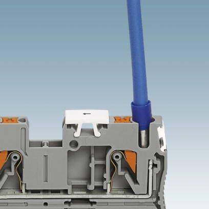 Ein grauer elektrischer Reihenklemmenblock mit blauer Drahtverbindung auf einem hellen Hintergrund.