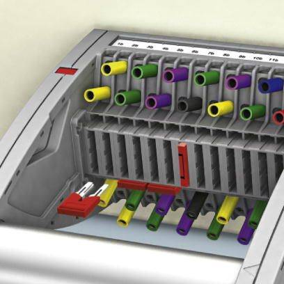 Ein Gerät mit mehreren Düsen in verschiedenen Farben, das möglicherweise Tintenpatronen oder Farbkartuschen enthält.