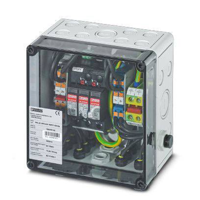 Ein graues elektrisches Verteilungsgehäuse mit transparenter Frontabdeckung zeigt Innenverdrahtung und mehrere Sicherungselemente.