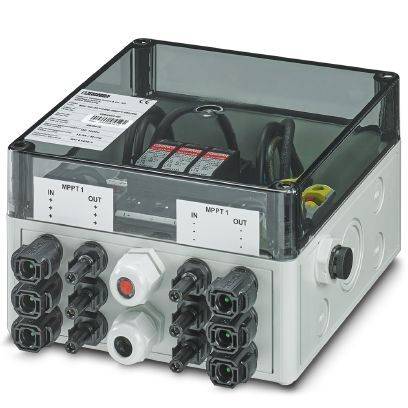 Elektronisches Gerät mit mehreren Anschlüssen, Schaltern und Kennzeichnungen. Anschluss für 'IN', 'OUT' und 'MPPT'. Klarer Gehäusedeckel.