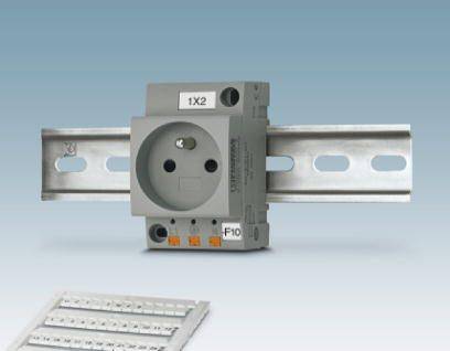 Steckdose auf einer Hutschiene montiert, darunter ein Steuergerät. Geeignet zur Integration in elektronische Schaltsysteme.