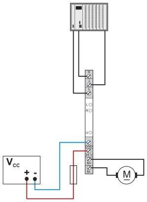 Schematische Darstellung einer elektrischen Steuerung mit Spannungsquelle, Schalter und Motor. Die Verbindungen sind farblich markiert.