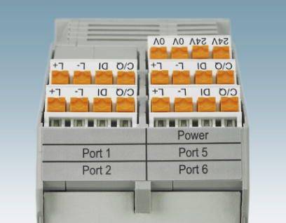 Ein Schaltschrank-Modul mit mehreren Anschlusspunkten, farbig markiert und beschriftet für Spannung und Anschlüsse, z.B. 'OV', '+24V', 'Port 1', 'Port 5'.
