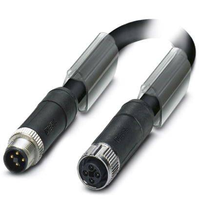 Schwarzes, rundes Kabel mit zwei silbernen Steckern an den Enden. Jeder Stecker hat mehrere Pins.