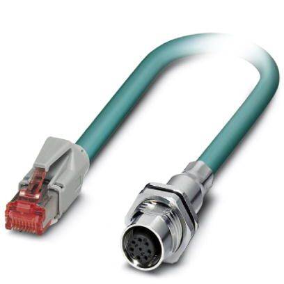Ein grünes Ethernet-Kabel mit einem RJ45-Stecker an einem Ende und einem runden Metallstecker am anderen Ende liegt auf weißem Hintergrund.