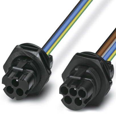 Zwei schwarze elektrische Steckverbinder mit farbigen Kabeln (gelb-grün, blau, braun). Hauptbestandteile eines Kabelsystems.