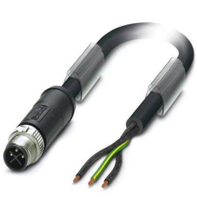 Schwarz-graues elektrisches Kabel mit drei Kupferkabeln und einem Steckverbinderadapter an einem Ende, vor weißem Hintergrund.