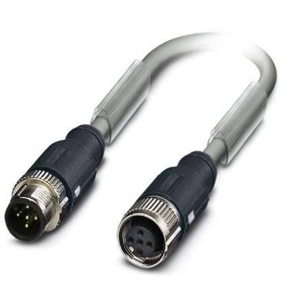 Zwei XLR-Kabel liegen nebeneinander auf einem weißen Hintergrund. Links hat das Kabel einen männlichen Stecker, rechts einen weiblichen.