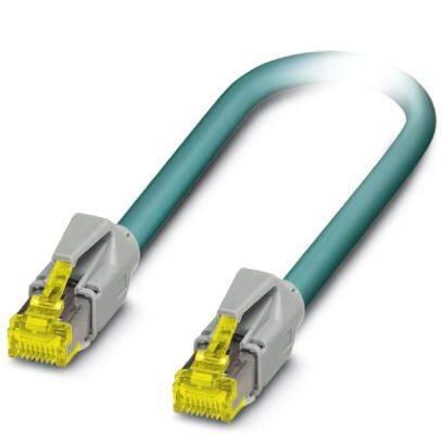 Ein blaues Ethernet-Kabel mit zwei gelben Steckern an den Enden liegt gewunden auf einer weißen Oberfläche.