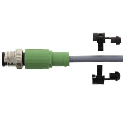 Ein grüner Steckverbinder an einem grauen Kabel, mit schwarzen Kabelklemmen daneben, auf weißem Hintergrund.