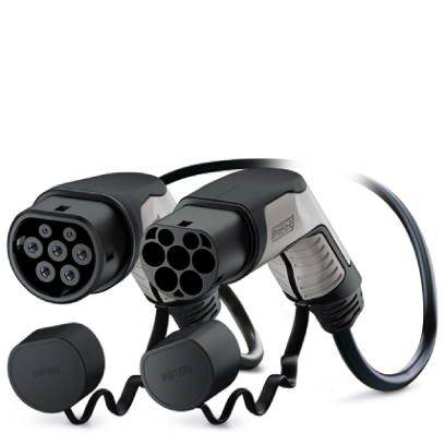 Zwei Ladestecker für Elektrofahrzeuge mit spiralförmigen Kabeln, nebeneinander liegend, auf weißem Hintergrund.