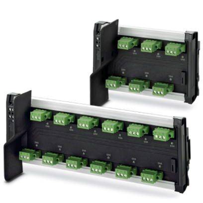Zwei industrielle Hartsicherungs-Träger mit mehreren grünen Klemmen in zwei Reihen. Sie dienen zur Absicherung und Verteilung elektrischer Verbindungen.
