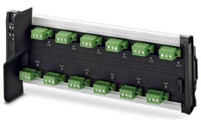 Elektronisches Modulsystem mit mehreren grünen Verbindungssteckern, montiert auf einer schwarzen Schiene.