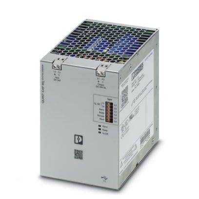 Industrienetzteil mit Lüftungsschlitzen oben und Aufklebern mit technischen Spezifikationen an den Seiten.