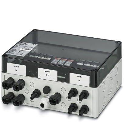 Ein elektrischer Verteilerkasten mit mehreren Anschlüssen und Sicherungen, beschriftet mit 'MPPT1'.