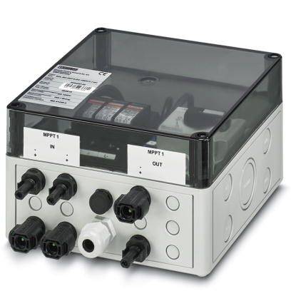 Rechteckiger, transparenter Elektroanschlusskasten mit mehreren Anschlüssen und Schaltern. Beschriftet mit 'MPPT1 IN' und 'MPPT1 OUT'.