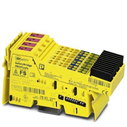 Gelbes elektronisches Sicherheitsmodul mit mehreren Anschlüssen und einer Aufschrift 'SafetyBridge PROFIsafe', verwendet in industriellen Anwendungen.