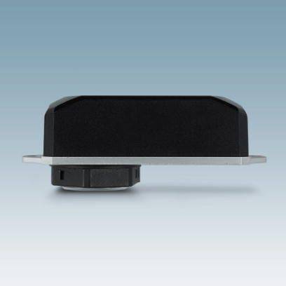 Ein rechteckiger schwarzer Sensor mit silbernem Rand vor blauem Hintergrund. Der Sensor scheint für technische Anwendungen geeignet zu sein.