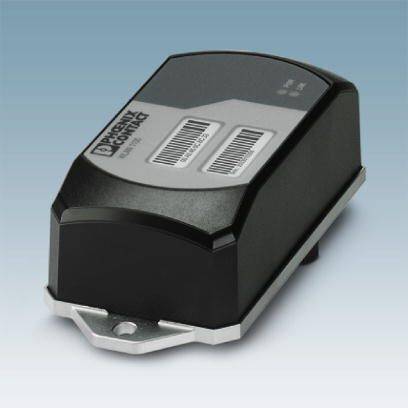 Ein rechteckiges, schwarzes elektronisches Gerät mit zwei Barcode-Etiketten auf der Oberseite. Es hat eine Montagevorrichtung unten.