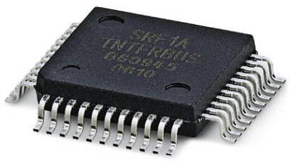 Ein schwarzer Mikrochip mit mehreren silbernen Anschlussbeinen, bedruckt mit 'SRF 1A, INTERBUS, 860943, 0140'.